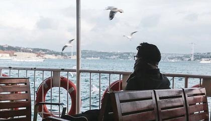 圆梦，李梦与偶像詹姆斯交换礼物合影，场上同做霸王步庆祝