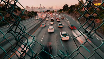 圆梦，李梦与偶像詹姆斯交换礼物合影，场上同做霸王步庆祝